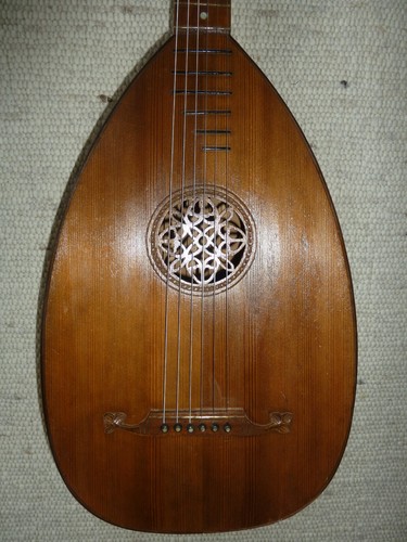 Liuto chitarra molto vecchio
